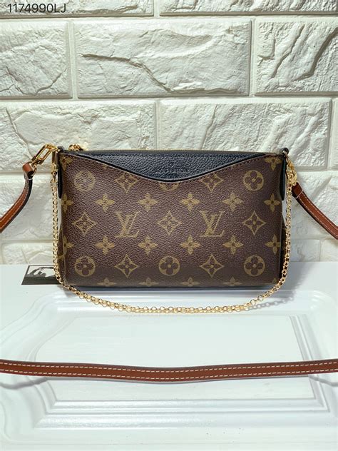 louis vuitton bag small pouch.